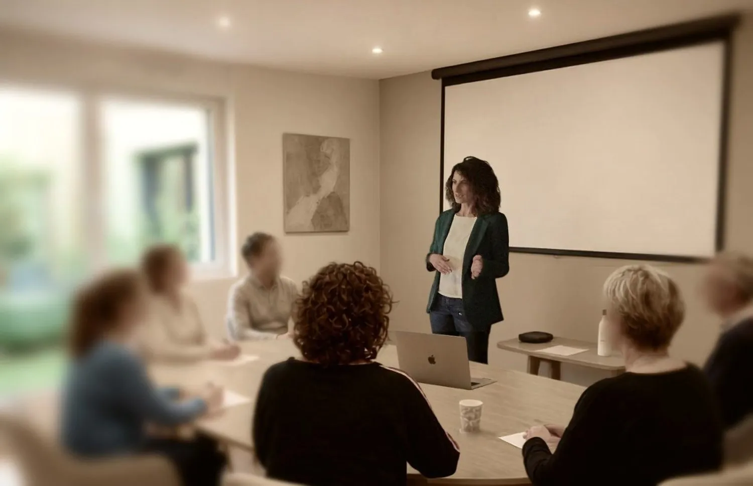 Céline Rieu animant une formation-action, groupe autour d'une table
